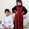 Her er Ammar og Mohammads kusine sammen med deres onkel og fætter. Hun har en flot syrisk broderet kjole på. Foto: William Vest-Lillesøe