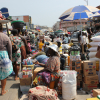Selv om der er mange almindelige butikker i Accra, så er der altid gang i handlen på gaden. Foto: Wikimedia Commons