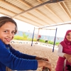 Mariam og Muna besøger ofte legepladsen i lejren. Der er en lille karrusel, hvor de kan sidde og snakke længe. Der er også gynger og en stor sandkasse. Foto: William Vest-Lillesøe