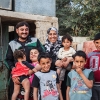 Nidal og hans familie står foran døren til deres hus. Nidals far hedder Ahmad og Nidals mor hedder Rania. Foto: William Vest-Lillesøe