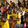 De er mange elever i Nyiramberes klasse. De må sidde tæt på bænkene, hvis alle skal kunne være der. - Foto: Emmanuel Museruka