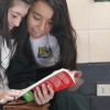 To af pigerne fra Camilos klasse kigger interesseret i LæseRaketten