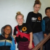 Esvin på trappen op til sit klasseværelse sammen med sin bedste ven Diego og Line og Emilie fra LæseKaravanen