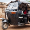 Ngor og Chan i en tuktuk, som er en slags knallert-taxa. De skal med ned på markedet for at møde deres tante Rebecca - foto: William Vest-Lillesøe