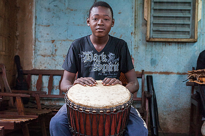 Sekouba spiller djembe