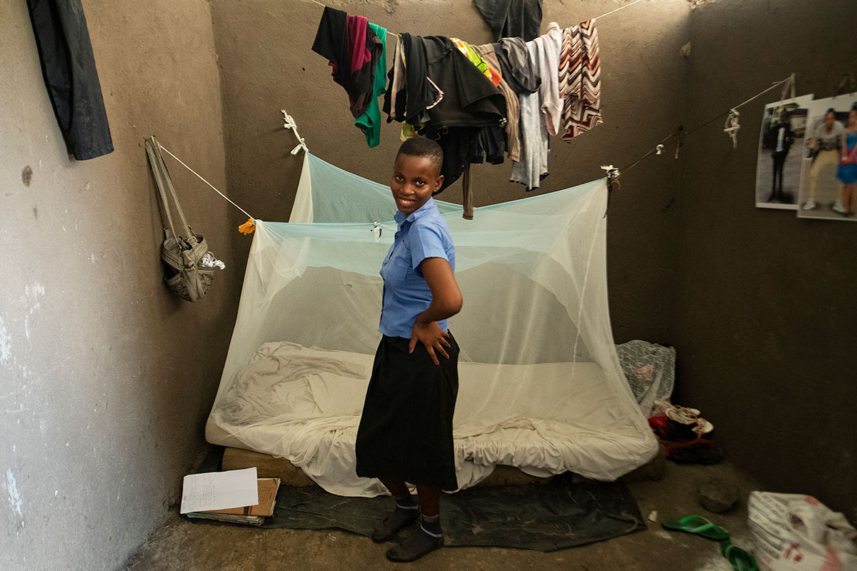 Prellah har sit eget værelse. Hun sover under et myggenet. Der er malaria i området, så man skal passe på ikke at få for mange myggestik. - Foto: Emmanuel Museruka