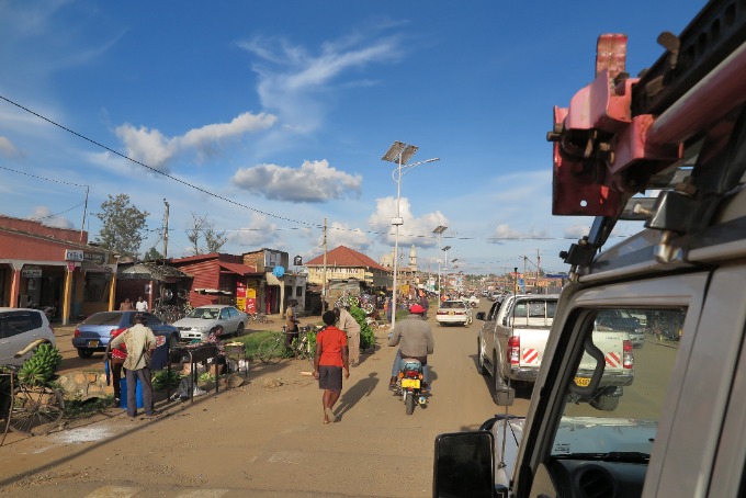 Kør med rundt i Uganda 