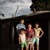 Elkin står foran huset i Macarena sammen med  søsterens dreng, Carlos Andrés, og sine to fætre, som Elkin elsker at lege med. – Foto: Andreas Beck 