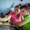 Keilers mor hjælper Keiler med lektierne. Hun er selv i gang med at tage en studentereksamen. Hun fik aldrig en uddannelse, før hun gik ind i FARC. – Foto: Andreas Beck 
