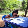 Jennifer laver skoleopgaver hjemme under nedlukningen. Under corona-krisen hjælper Jennifer også sine søstre med deres skoleopgaver. Foto: Genesis Gutierrez.