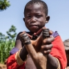 Da Ardjouma var 7 år, var han allerede god til at skyde med slangebøsse. Nu skyder han efter aber og fugle. På den måde holder han dem væk fra markerne. Foto: Cissé Amadou.