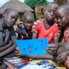 Det er nogle flotte breve og tegninger, Joshua har fået. Foto: Emmanuel Museruka