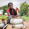 Djumansi er 17 år. Her er hun ved at lave mad til hele familien. Foto: Cissé Amadou.