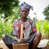 Djumansis mor hedder Bourobar. Hun er ved at male majs til mel. Foto: Cissé Amadou.
