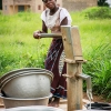 Hver morgen henter Djumansi og hendes søster vand ved pumpen. Foto: Cissé Amadou.