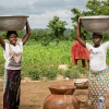 Vandet skal de bære hjem til huset. Der er ikke så langt, men det er tungt, og de er svært ikke at spilde. Foto: Cissé Amadou.