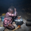 Han hjælper til med at lave oyado til aftensmad. Det er en grøntsag, de dyrker på marken. Foto: Emmanuel Museruka