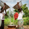 Vandet skal nede i den store krukke på familiens gårdsplads. Herfra kan de bruge vand hele dagen. Foto: Cissé Amadou.