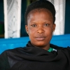 Hendes lærer hedder Awa. Djumansi vil gerne blive lige så dygtig som Awa, så hun kan åbne sin egen salon en dag. Foto: Cissé Amadou.