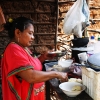 Jennifers mor hedder Ana Cristina. Hun er ved at lave majsboller til morgenmad. Foto: Genesis Gutierrez.