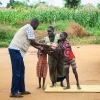 Joshua fik besøg af en mand, der havde en stor pakke med til Joshua. Foto: Emmanuel Museruka