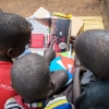 Pakken var fuld af breve og tegninger fra børn i Danmark. De havde læst om ham i LæseRaketten om Uganda. Foto: Emmanuel Museruka