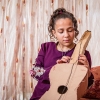 Muna er ved at lave en guitar i pap. Foto: Nesma Ainsour.