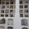Der er mange kister samlet i samme bygning på kirkegården - Foto: Heidi Brehm