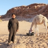 Nogle mænd og drenge i Jordan går med en thoab. Det er en slags lang skjorte. Især beduiner bruger thoab. Det lette og løse stof beskytter kroppen mod den stærke sol og voldsomme varme i ørkenen. Foto: Line Agerlin Trolle