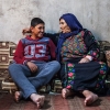 Palæstinensiske jordanere går ofte i farverigt tøj. Tøjet minder om beduinernes tøj men er ofte udsmykket med flotte broderier med mange detaljer. Foto: William Vest-Lillesøe