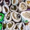 Korn, gryn, bønner og linser er vigtige ingredienser i meget jordansk mad. På markedet står de i store poser. Man fortæller sælgeren, hvor meget man skal bruge. Så vejer han eller hun det af. Foto: William Vest-Lillesøe