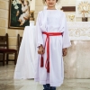 En alba er en slags lang, hvid kjole, som bindes med et bælte, der kaldes cingulum. En alba bruges af præstens hjælpere i den romersk-katolske kirke. Foto: William Vest-Lillesøe