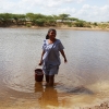 Yuseth har fyldt sin spand med vand, så hun kan vaske sig næste morgen - foto: Heidi Brehm