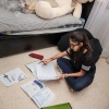 Shahed kan godt lide at sidde på gulvet på sit værelse. Her laver hun lektier, men hun kan også godt lide at sidde sammen med bamsen Max og hører musik, spille PlayStation eller tegne. Foto: William Vest-Lillesøe