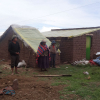 En familie foran deres hus på landet - foto: Oxfam IBIS