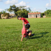 Carlito leger med hans ven, Denis, på byens fodboldbane - foto: Juan Gabriel Estellano