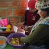 Delia hjælper sin mor med at lave mad - foto: Juan Gabriel Estellano
