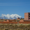 Selvom El Alto ligger i over 4 kilometers højde kan man stadig se store bjerge fra byen - foto: Juan Gabriel Estellano