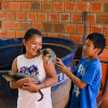 Liseth og hendes fætter, Edison, leger med katte - foto: Juan Gabriel Estellano