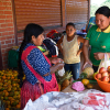 Liseth er på markedet med hendes mor. De køber frugt - foto: Juan Gabriel Estellano