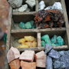 En kasse med nogle af de mange værdifulde sten og mineraler fra minen i Potosi - foto: LæseKaravanen