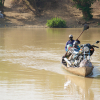 Der hvor vejen slutter, skal man sejle over floden med en lille båd. Mange har motorcyklerr og dyr med over vandet. Biler må køre en anden vej. Foto: Line Gørup Trolle.
