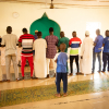 I moskeen beder han sammen med sin far og de andre mænd. Foto: Hans Bach.