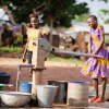 Rahi og hendes kusiner henter vand ved pumpen hver morgen og aften. De skal hente alt det vand, familien skal bruge. Foto: Hans Bach.