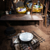 I køkkenet laver de mad på bål. Bålet holder dem også varm om natten. Foto: Hans Bach.
