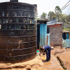 Den sorte tank i skolens gård er forbundet med rør, så den bliver fyldt op automatisk, når der er vand i Nairobi. Men nogle gange går der 2-3 uger, hvor der ikke er noget vand. Så må eleverne have drikkevand med hjemmefra. Foto: Hans Bach.