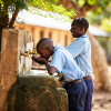 Vandhanen er også i skolens gård. Her vasker eleverne hænder og henter drikkevand. Foto: Hans Bach.