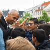 Mattias Tesfaye giver highfive til eleverne. Foto: Zoé Cosnier.