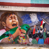 Et grædende barn med Guatemalas nationalfugl. Foto: Hans Bach.