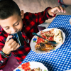 Hans livret er stegt kylling med tomatsauce og tortillas. Foto: Hans Bach.